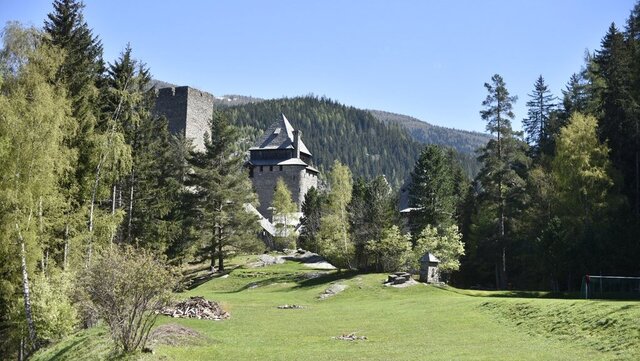 Burg Finstergrün im Frühling Burg Finstergrün im Frühling
