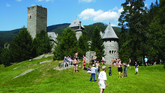 spielende Jugendliche vor der Burg