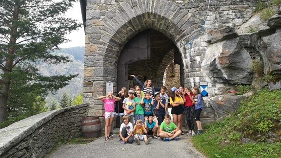 Kinder vor dem Burgtor